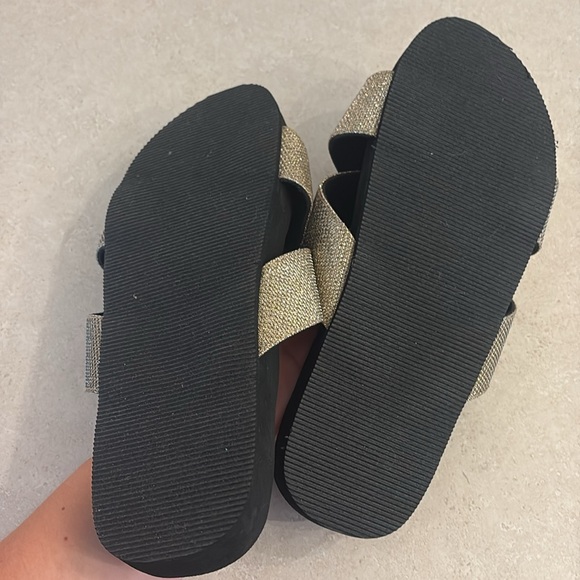 NWOT MUK LUKS Gold Cross-Strap Teagan Sandal - Picture 5 of 5